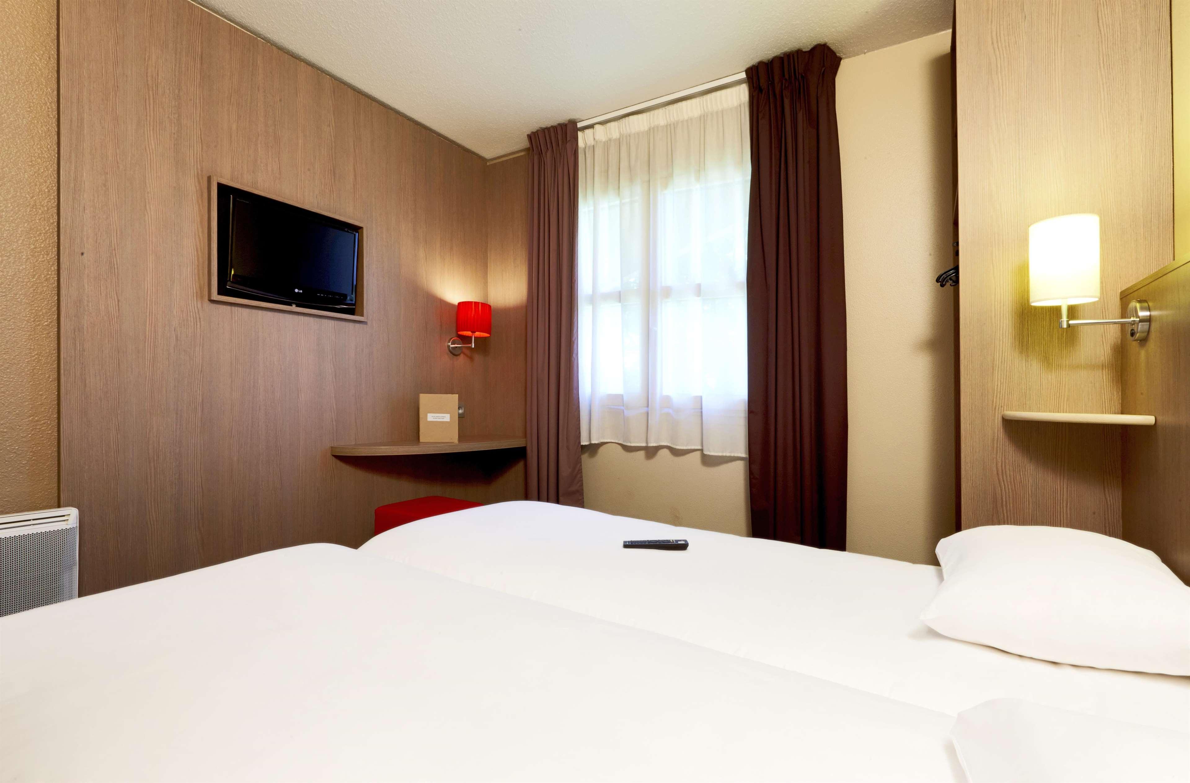 Brit Hotel Essentiel Cholet Exterior photo