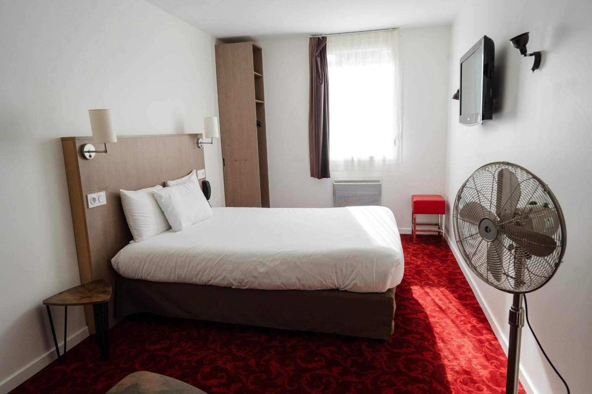 Brit Hotel Essentiel Cholet Exterior photo